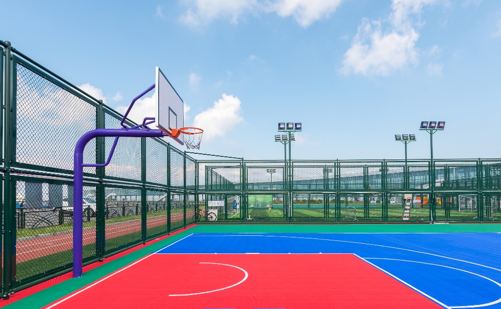 学校篮球场地塑胶地面选型指南：性能、安全与成本的平衡之道